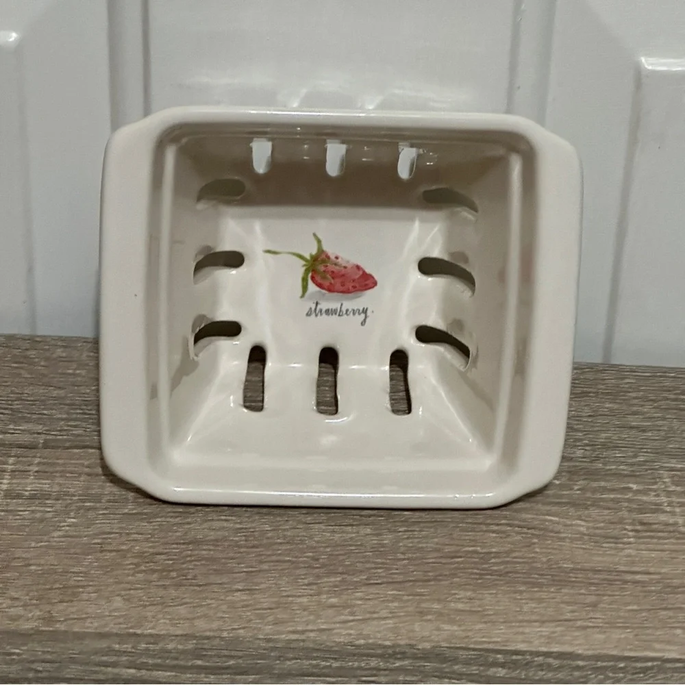 Rae Dunn‎ Artisan Collection Ceramic Fruit Basket Strainer w/ Strawberries